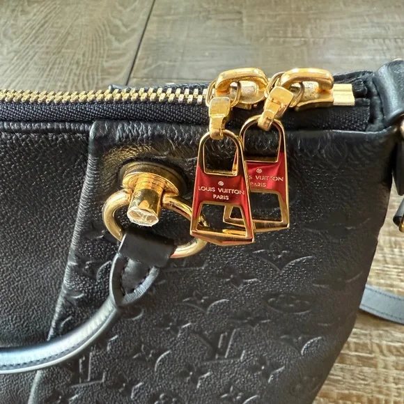 Louis Vuitton V Tote - Picture 3 of 11